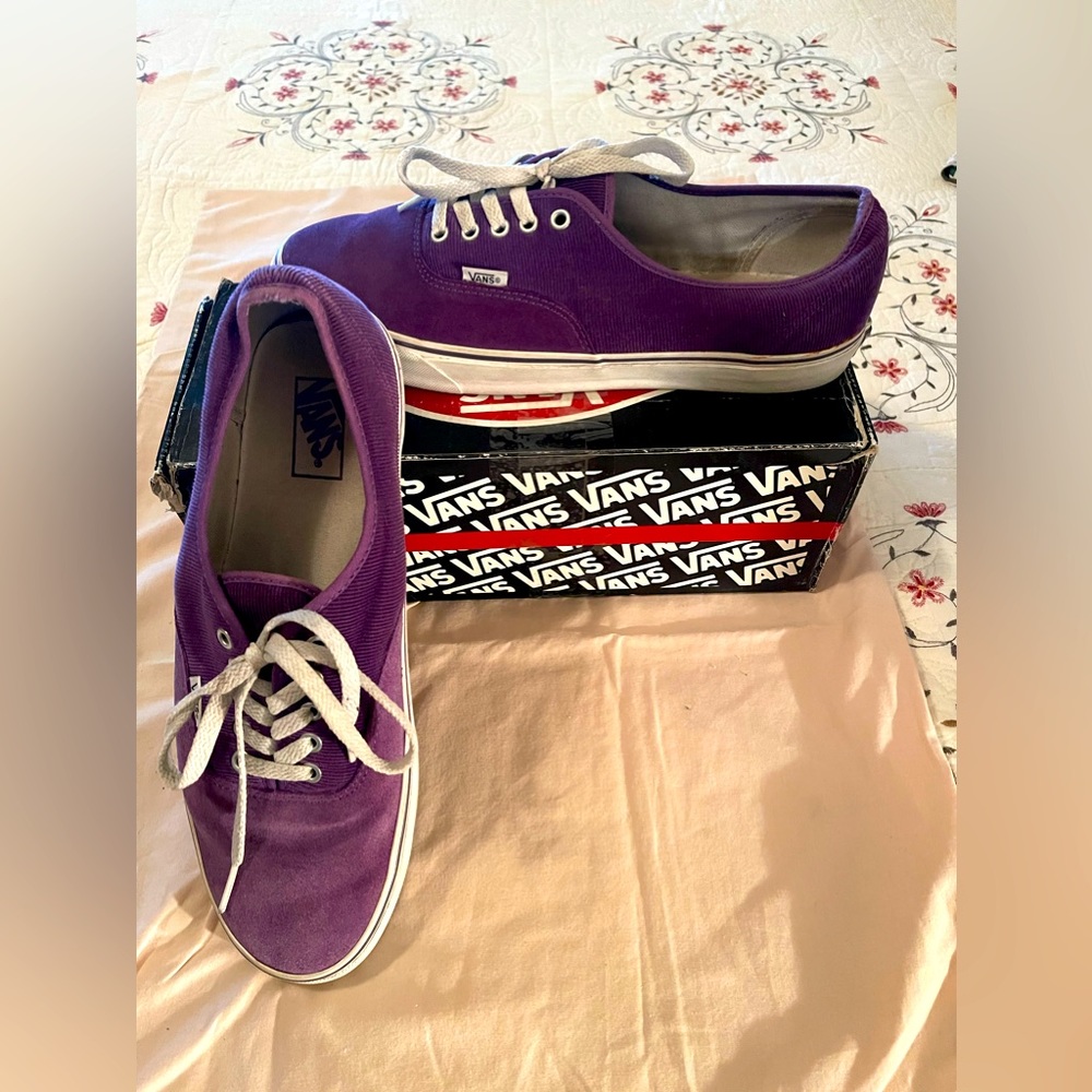 Tennis shoes